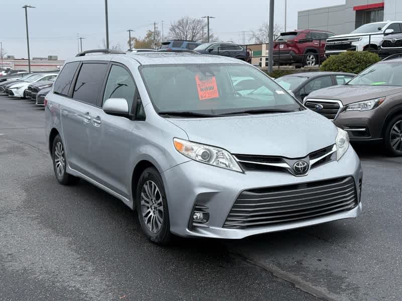 2019 Toyota Sienna XLE's photo
