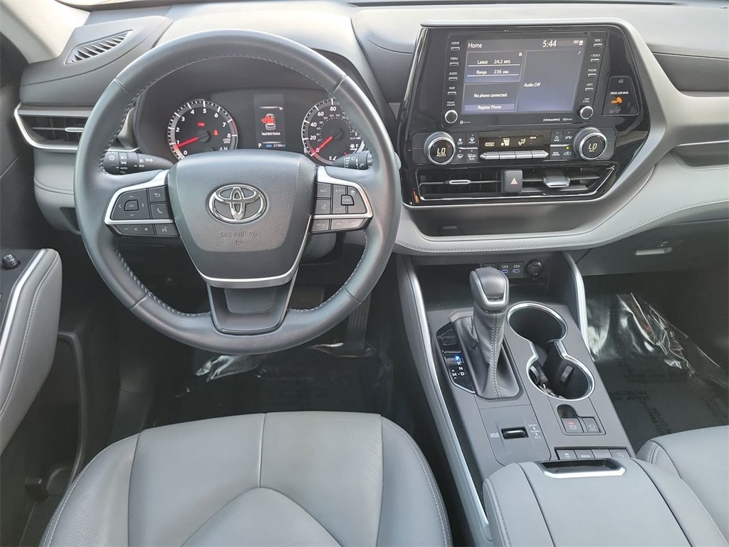 2022 Toyota Highlander LE photo 19
