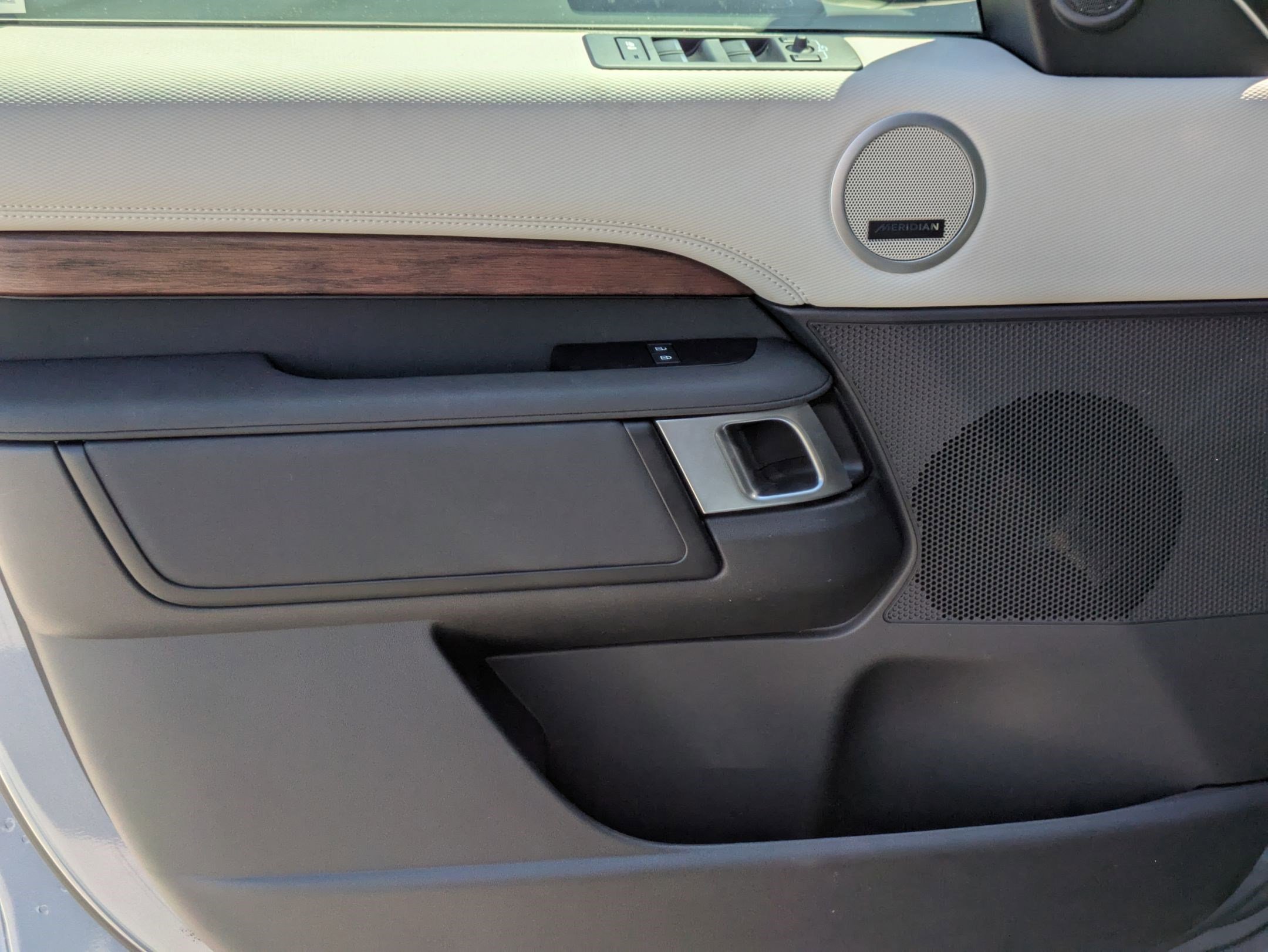 2023 Land Rover Discovery P300 S S R-Dynamic photo 8