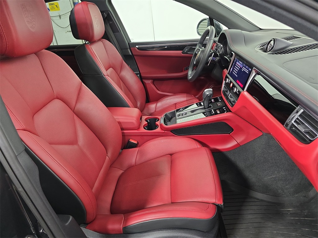 2023 Porsche Macan T photo 25