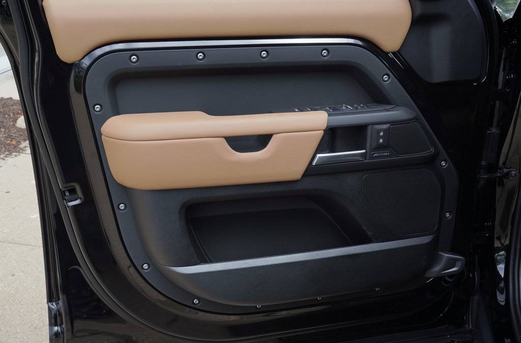 2025 LAND ROVER DEFENDER - Image 10