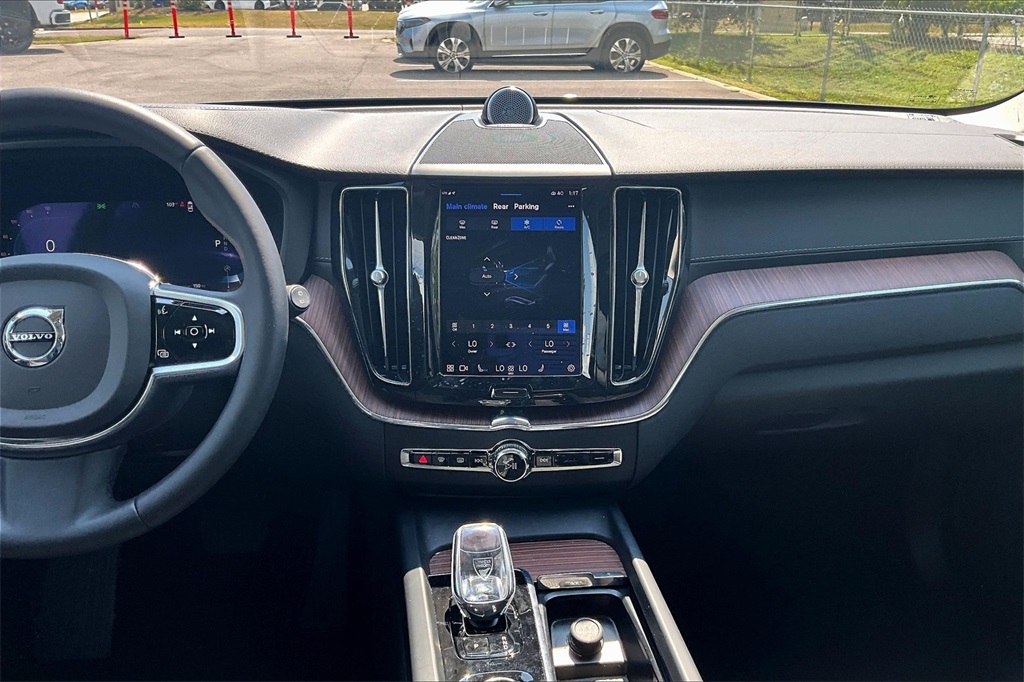 2023 Volvo XC60 B5 Ultimate photo 9