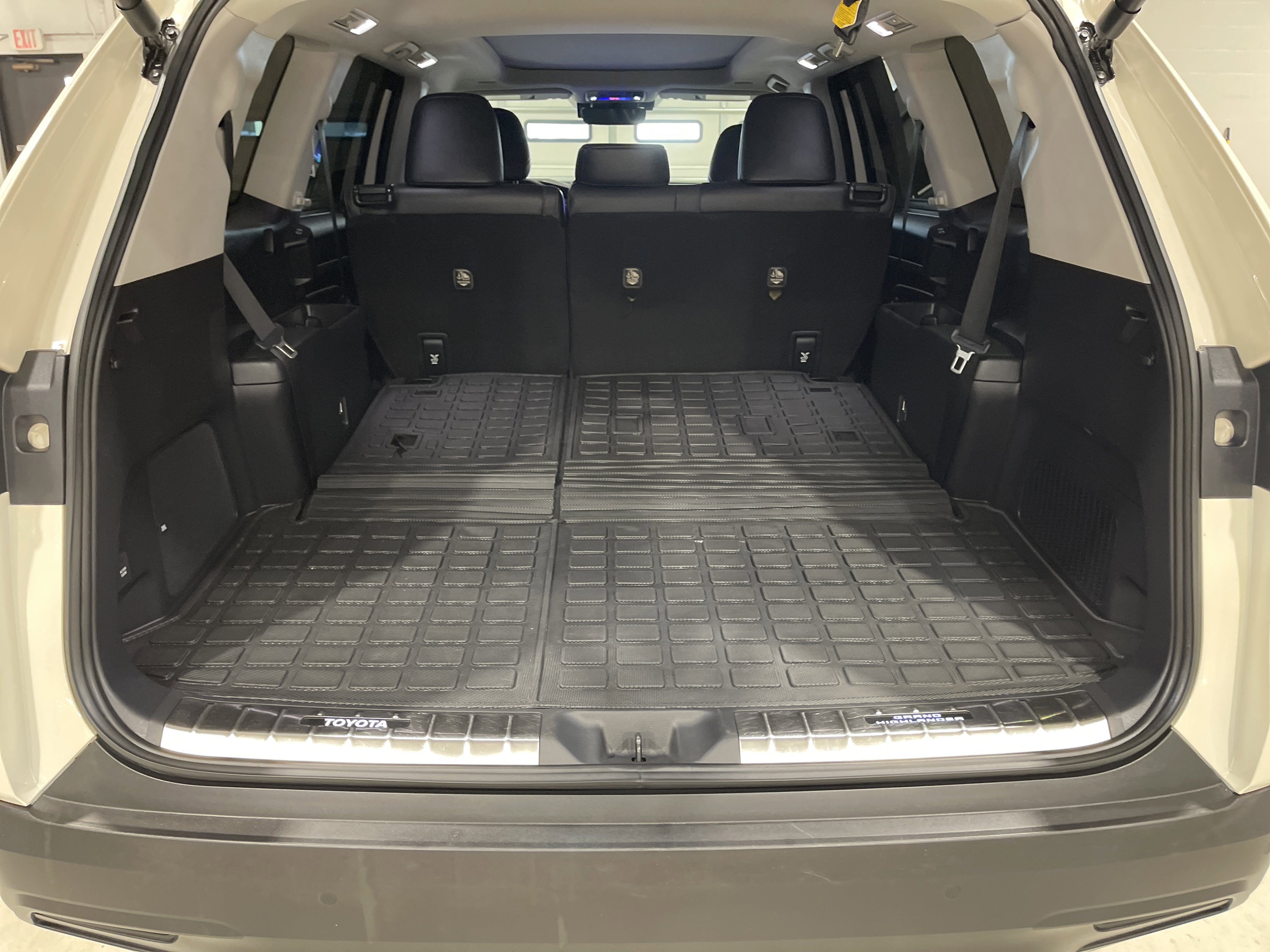 2024 Toyota Highlander Hybrid Limited photo 3