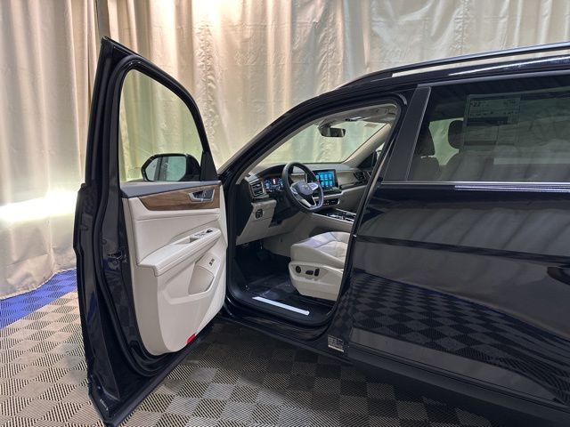 2026 Volkswagen Atlas SE Technology photo 8