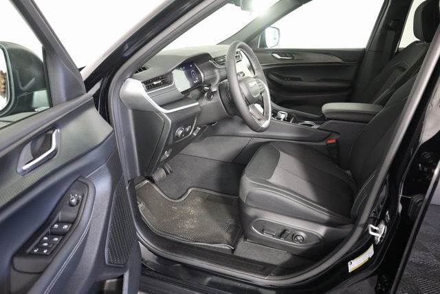 2025 Jeep Grand Cherokee Laredo photo 8