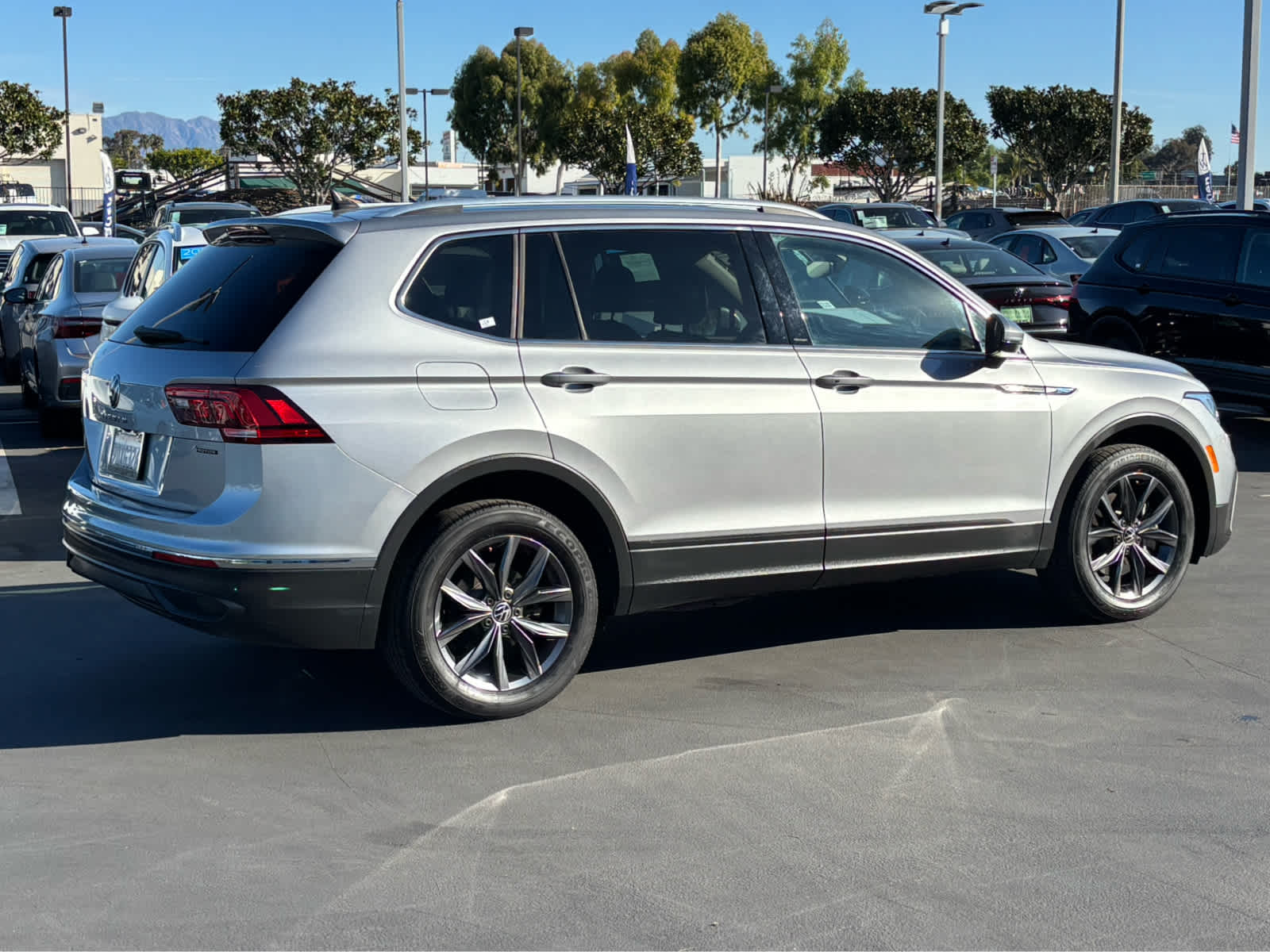 2022 Volkswagen Tiguan SE photo 2