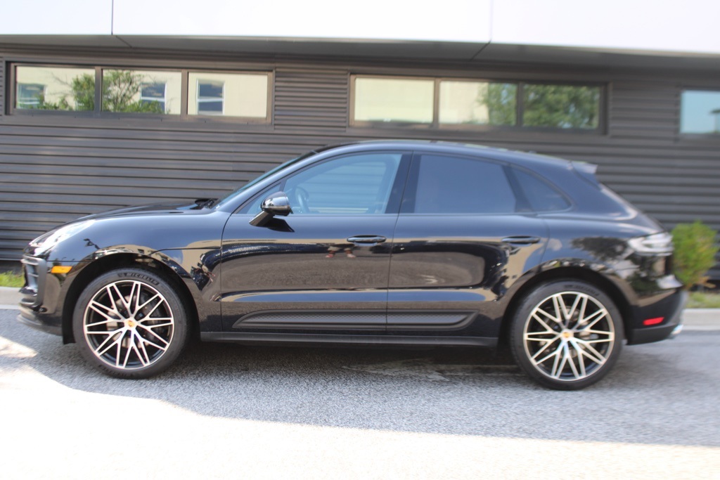 2025 Porsche Macan T photo 2