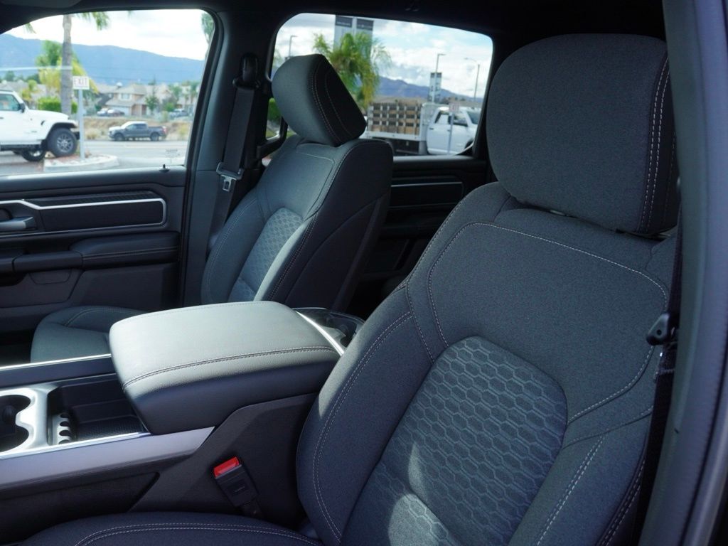 New 2026 Diamond Black Crystal Pearl-Coat Exterior Paint RAM Big Horn Night Edition image 19