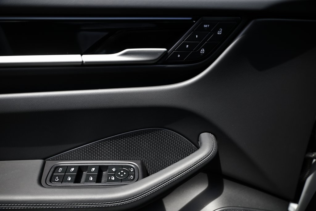 2025 Porsche Macan Electric photo 17