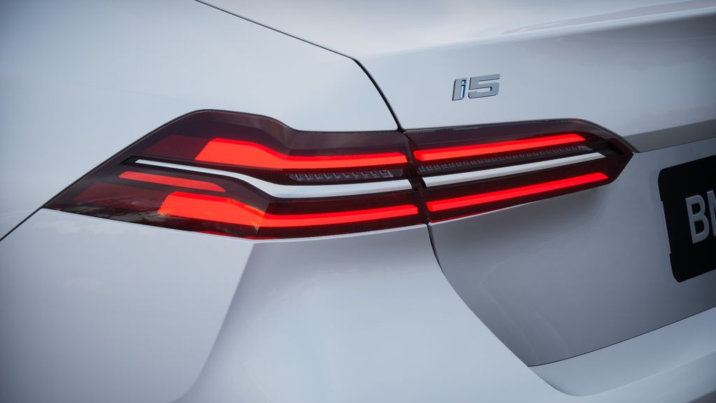 New 2025 Mineral White Metallic BMW eDrive40 image 33