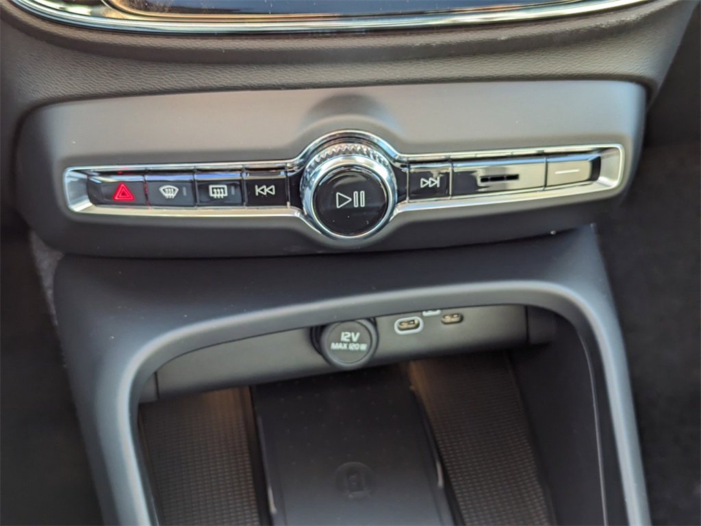 2025 Volvo XC40 Plus photo 17