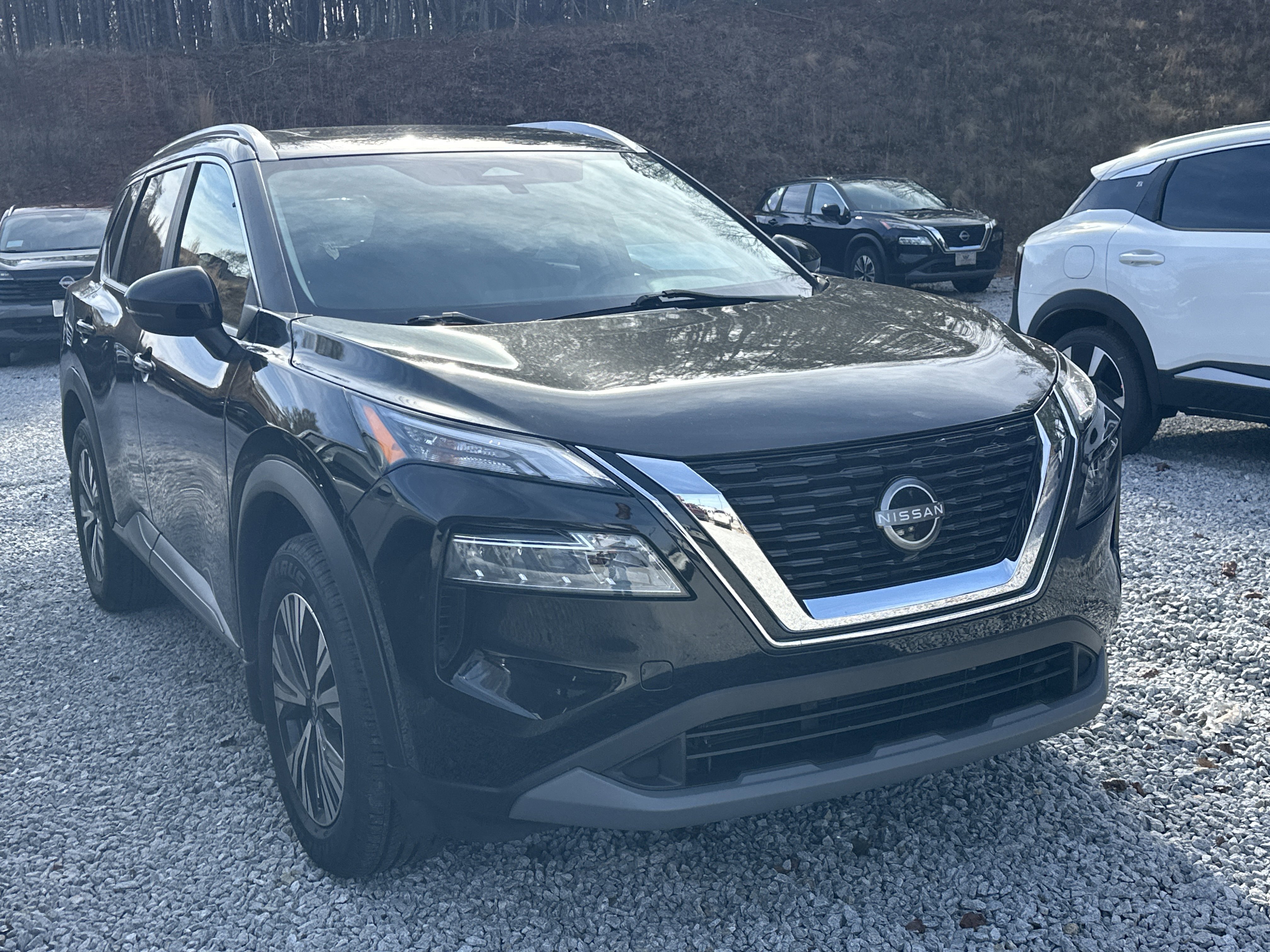 2022 Nissan Rogue SV's photo