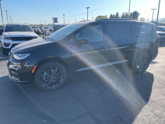 2026 Chrysler Pacifica Select's photo