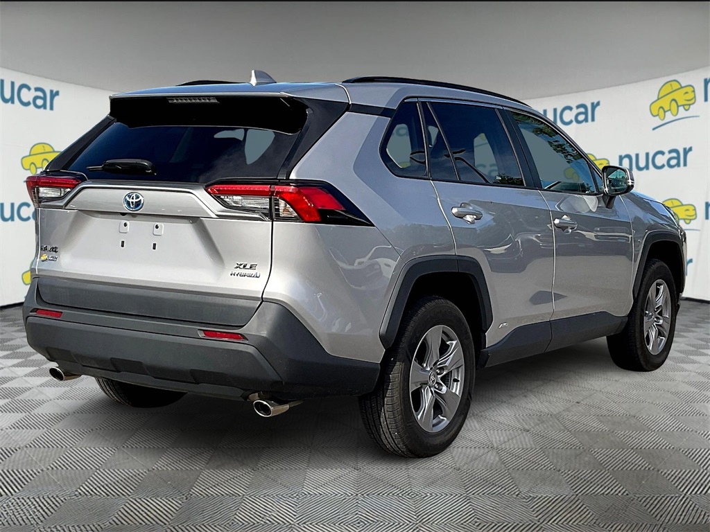 2022 Toyota RAV4 Hybrid XLE photo 3