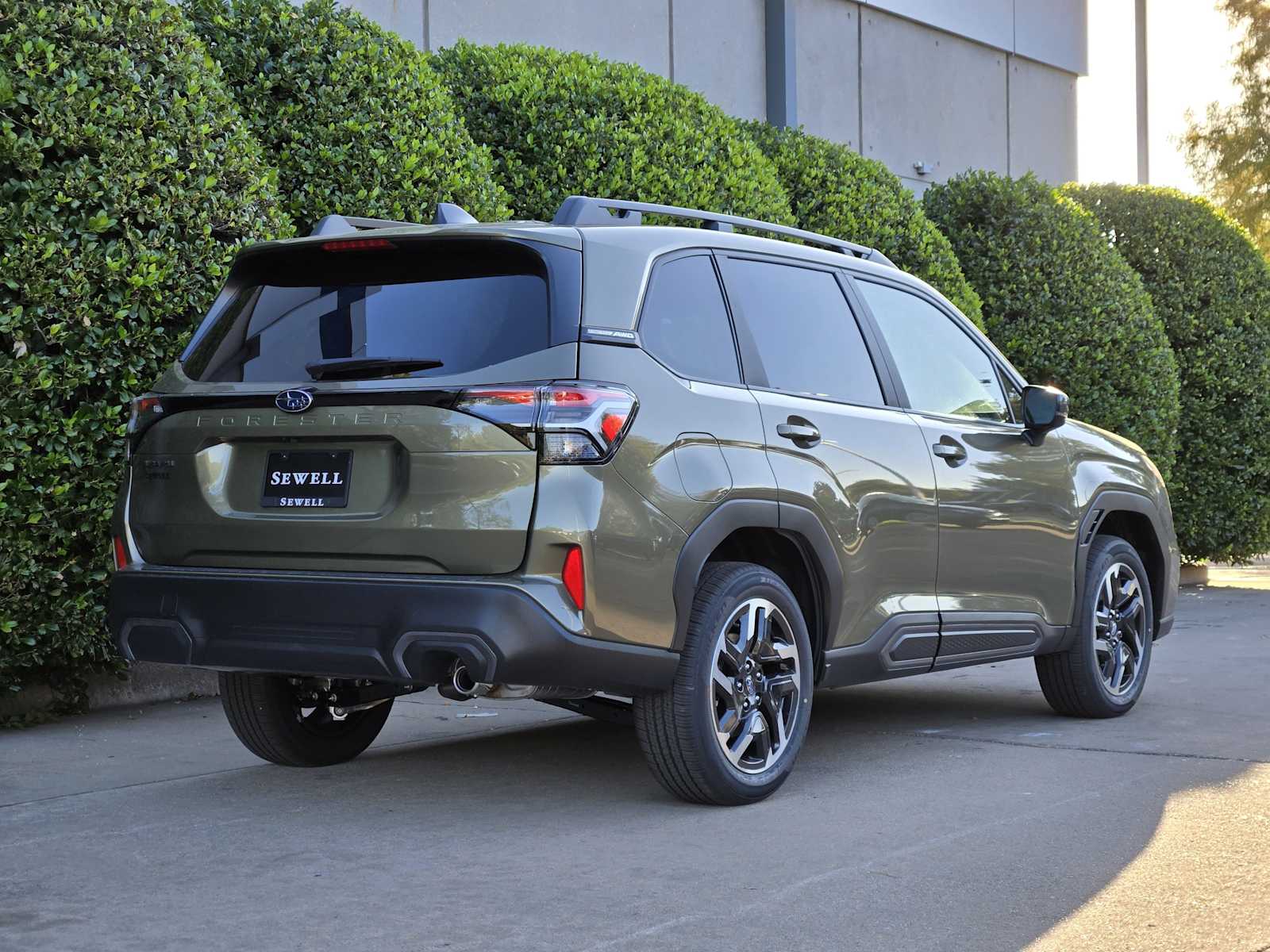 2025 Subaru Forester Limited Base photo 2