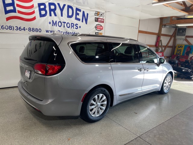 2019 Chrysler Pacifica Touring L photo 2
