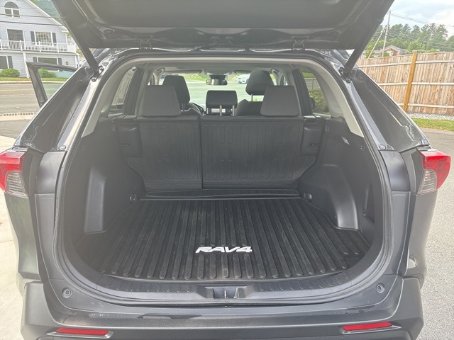 2020 Toyota RAV4 XLE photo 8