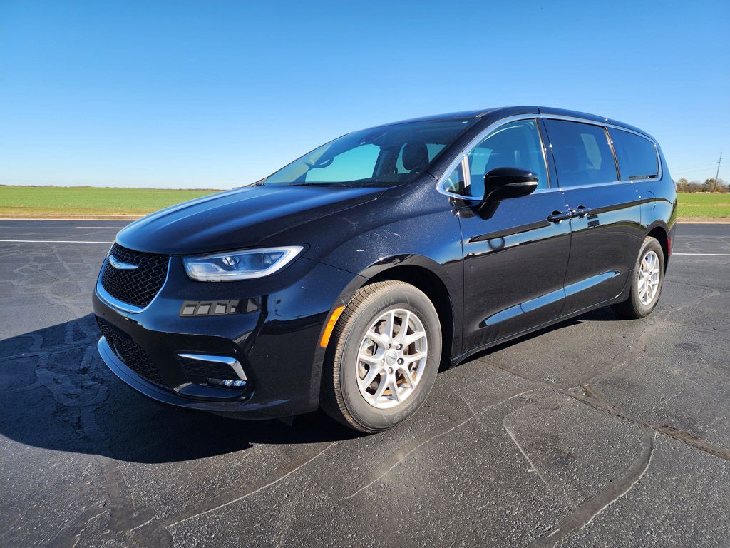 2024 Chrysler Pacifica Touring L's photo