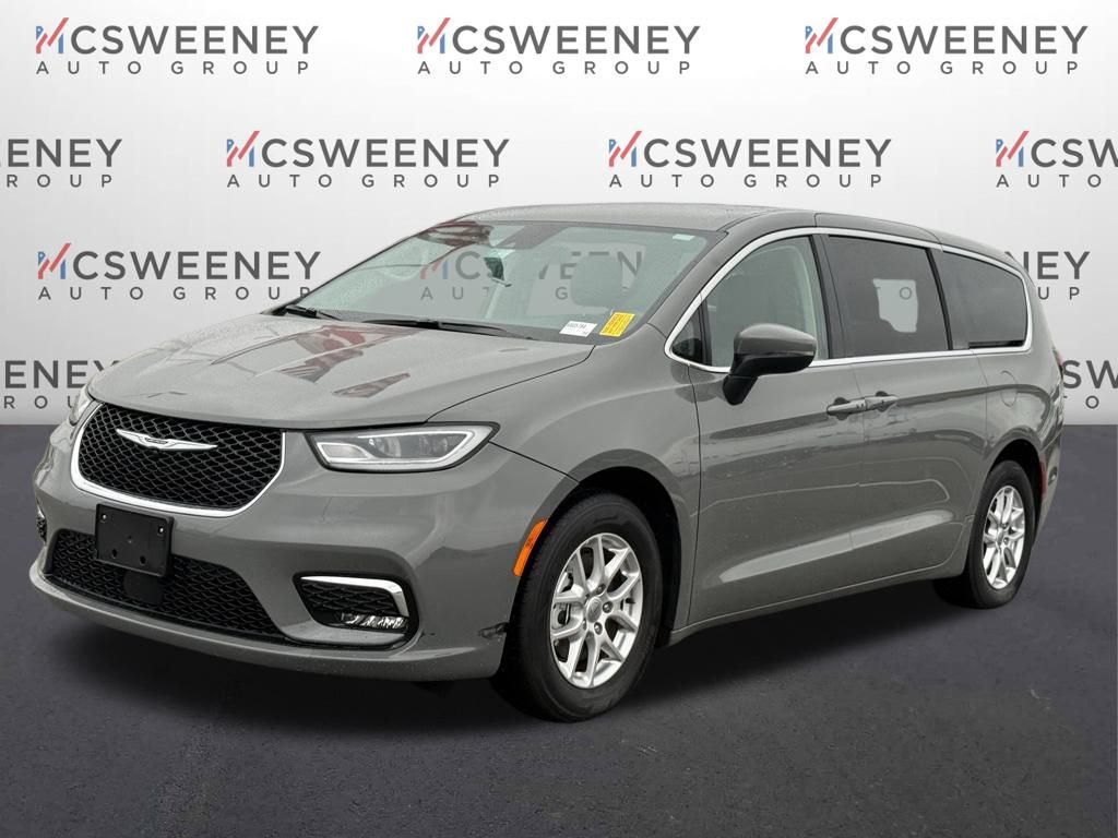 2023 Chrysler Pacifica Touring L's photo