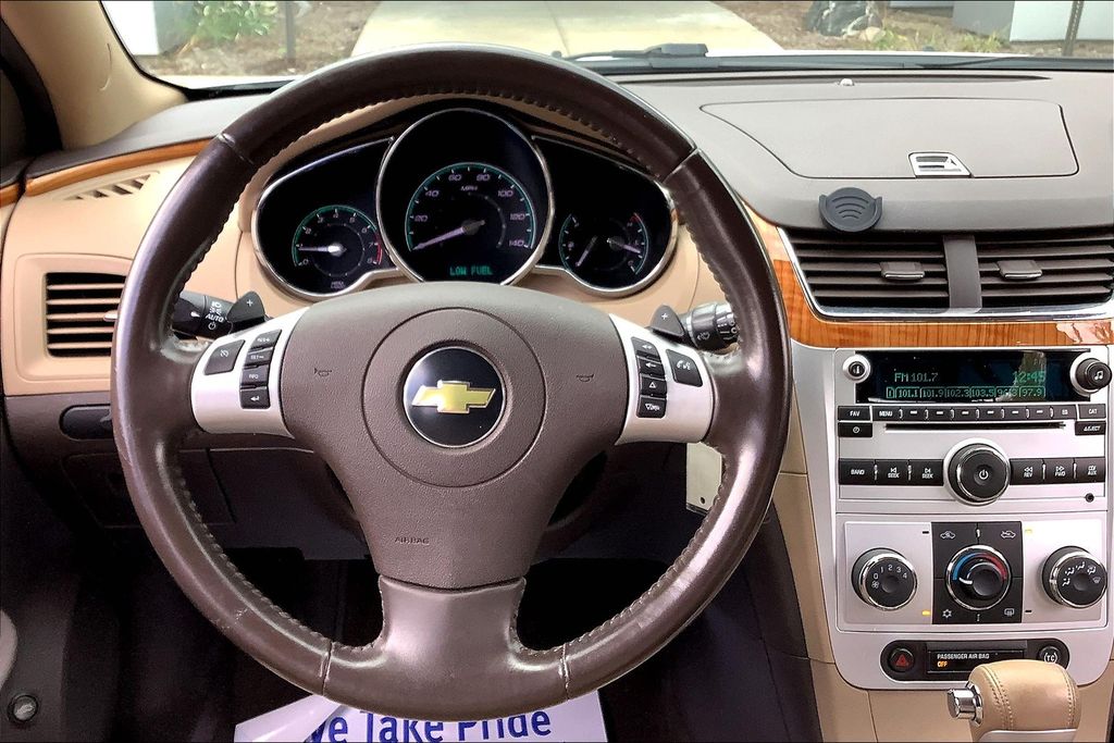 2010 Chevrolet Malibu 2LT photo 4