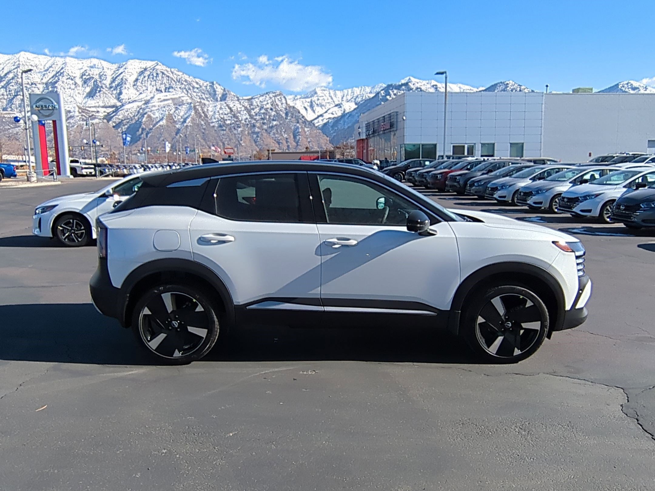 2025 Nissan Kicks SR photo 2