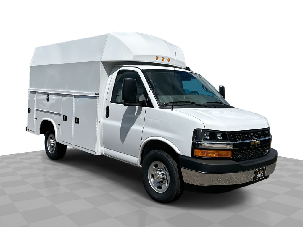 2025 Chevrolet Express Cutaway Base's photo