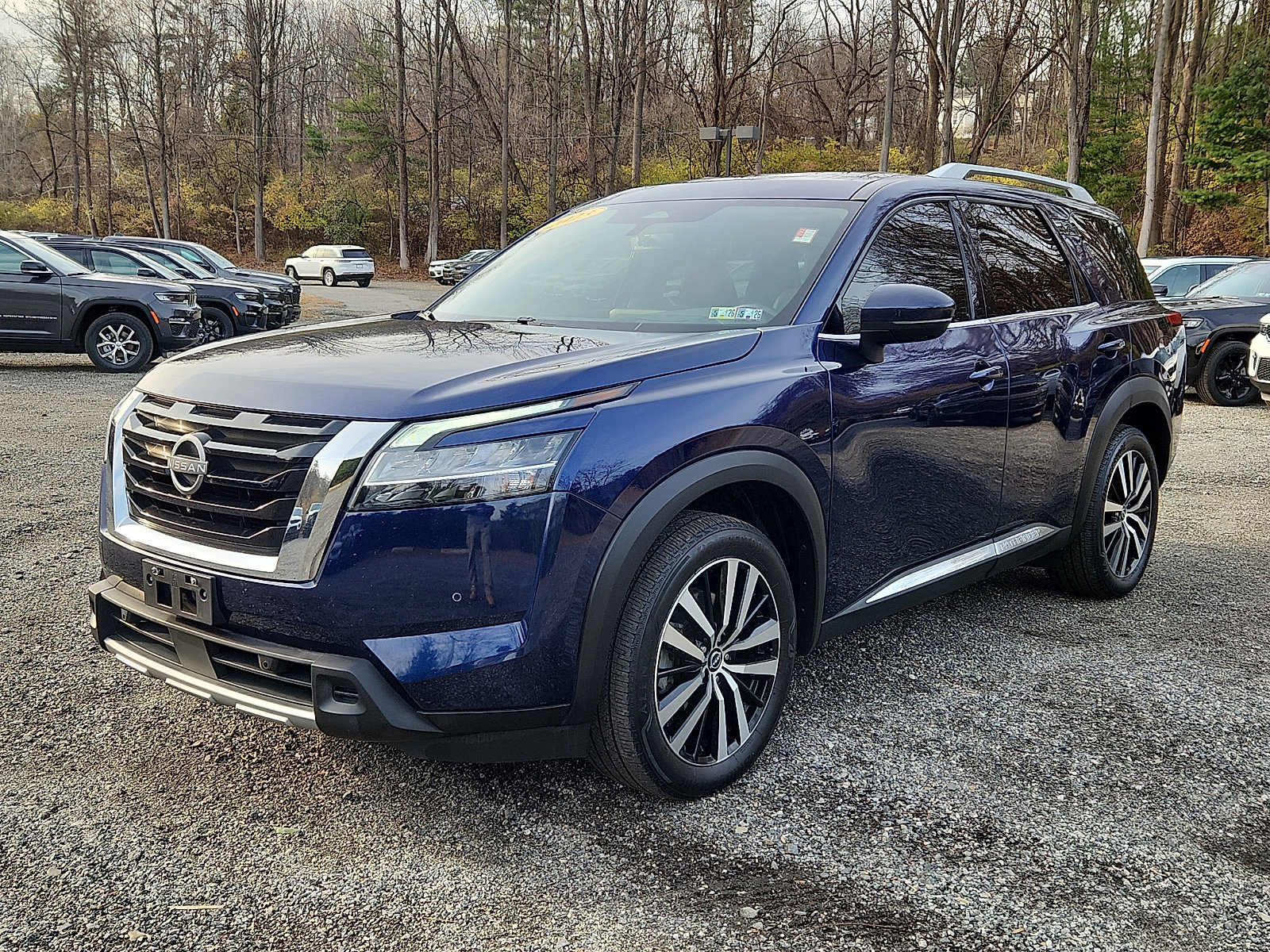 2023 Nissan Pathfinder Platinum photo 3