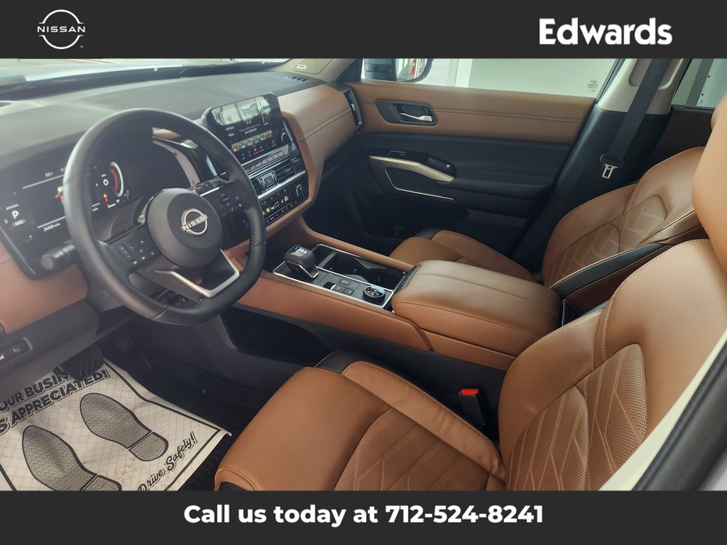 2023 Nissan Pathfinder Platinum photo 17