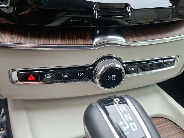 2021 Volvo XC60 T5 Momentum photo 24
