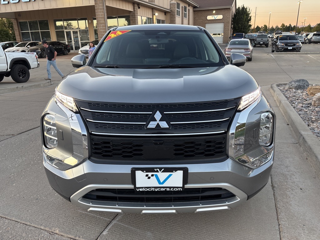 2024 Mitsubishi Outlander SE Black Edition photo 2