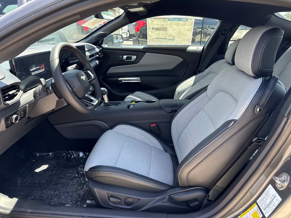 2025 Ford Mustang EcoBoost Premium photo 4