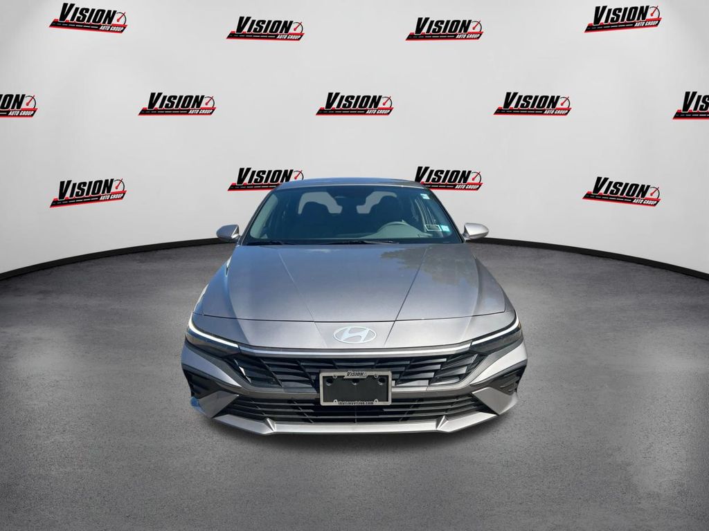 2025 Hyundai Elantra SE photo 2