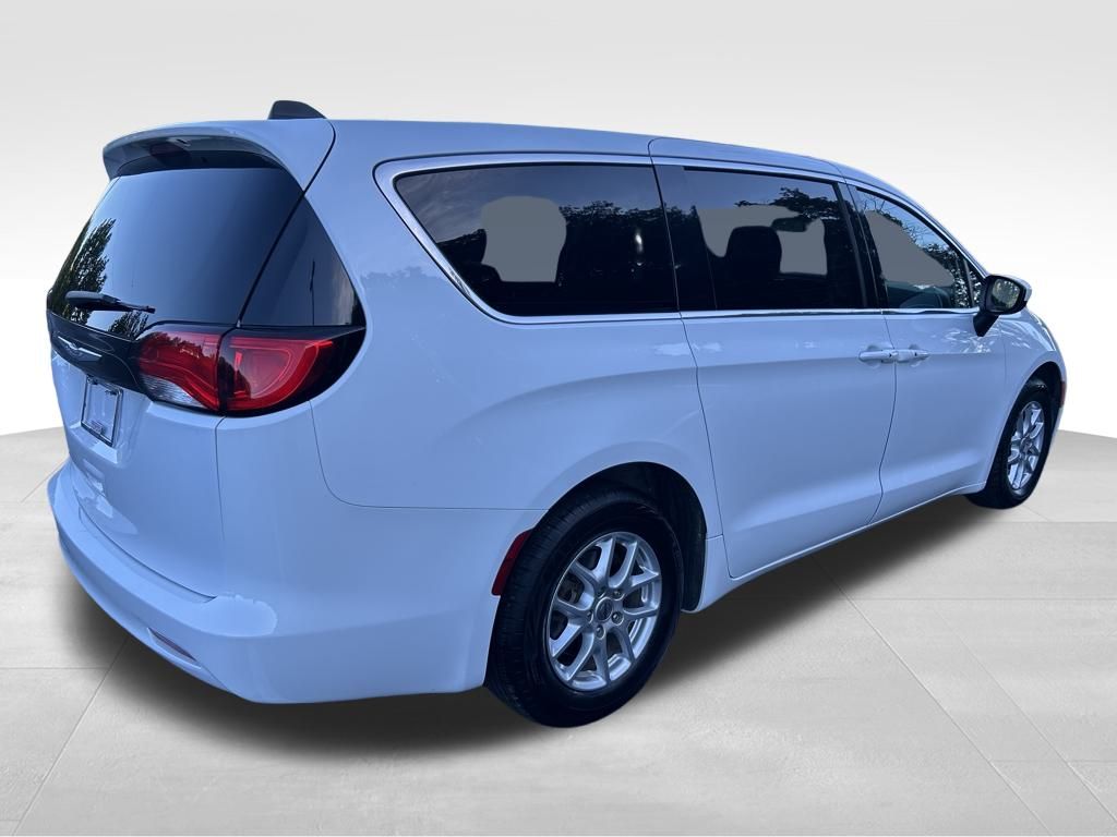 2022 Chrysler Voyager LX photo 5