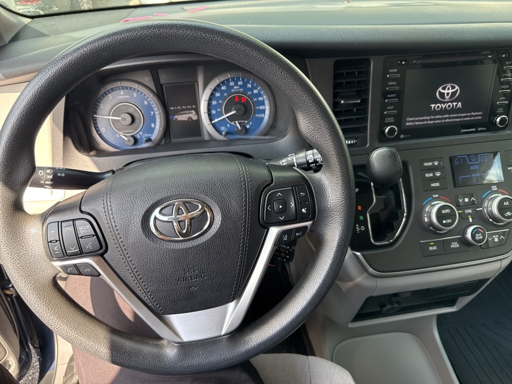 2020 Toyota Sienna LE photo 10