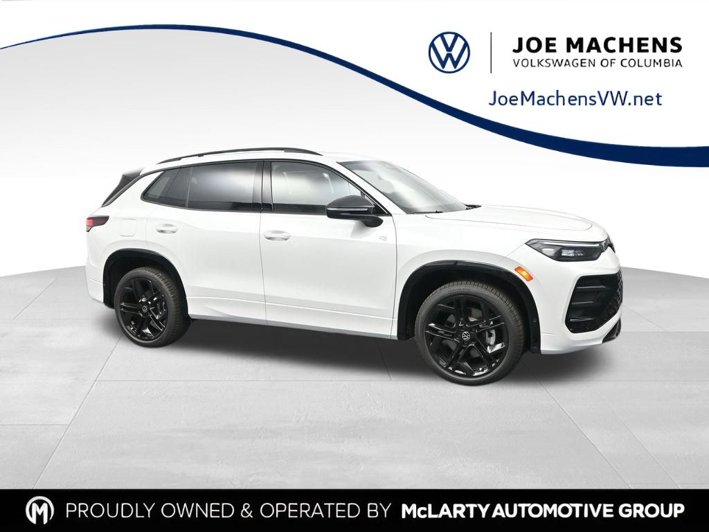 2025 Volkswagen Tiguan SE R-LINE BLACK's photo