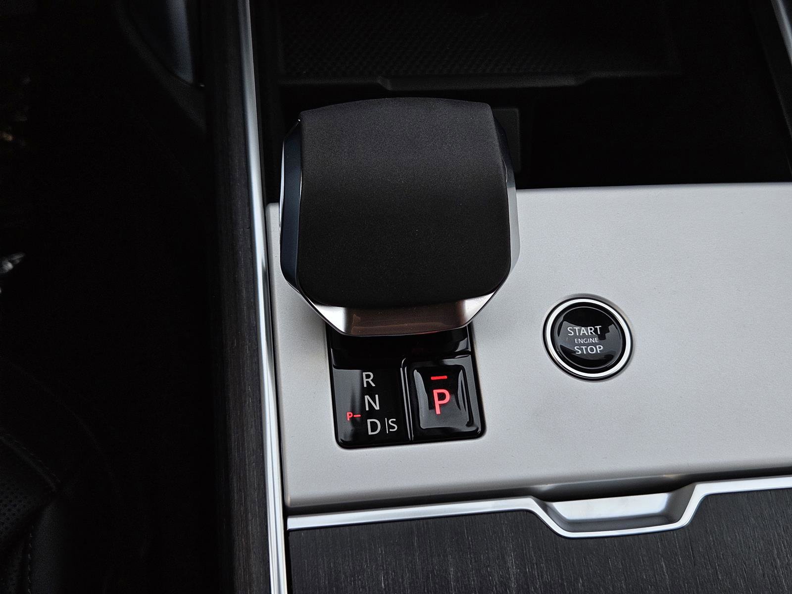 2025 Land Rover Range Rover SE photo 17