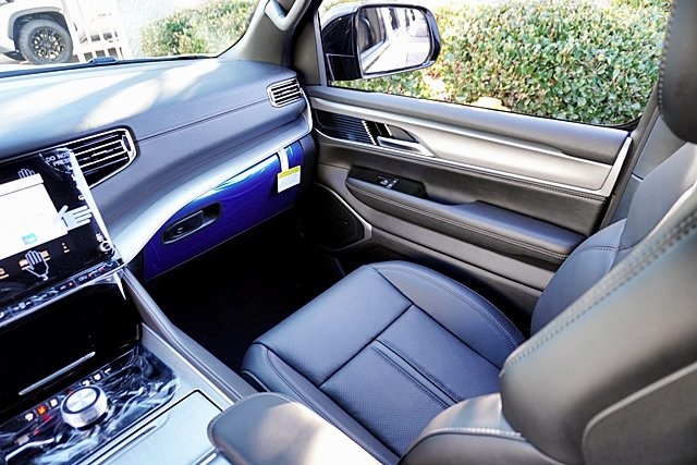 New 2025 Bright White Clear-Coat Exterior Paint Jeep Series II image 26