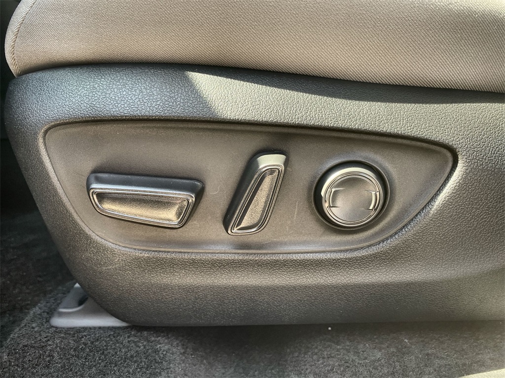 2025 Toyota RAV4 Hybrid XLE photo 14