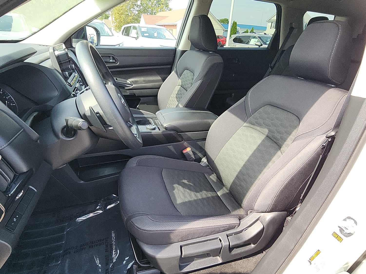 2024 Nissan Pathfinder S photo 11