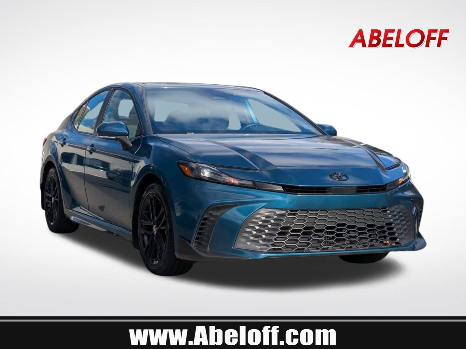 2025 Toyota Camry SE's photo