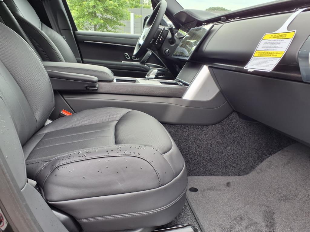 2025 Land Rover Range Rover SE photo 2