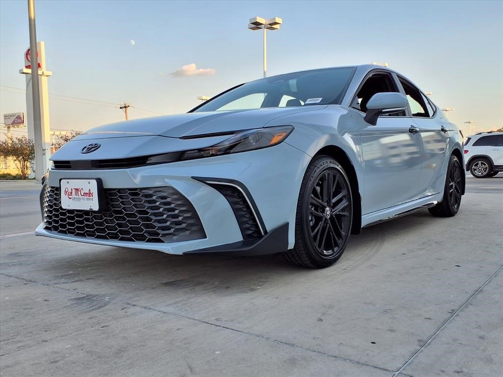 2025 Toyota Camry SE's photo