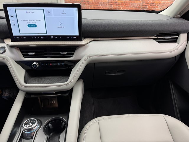 2025 Ford Explorer photo 17