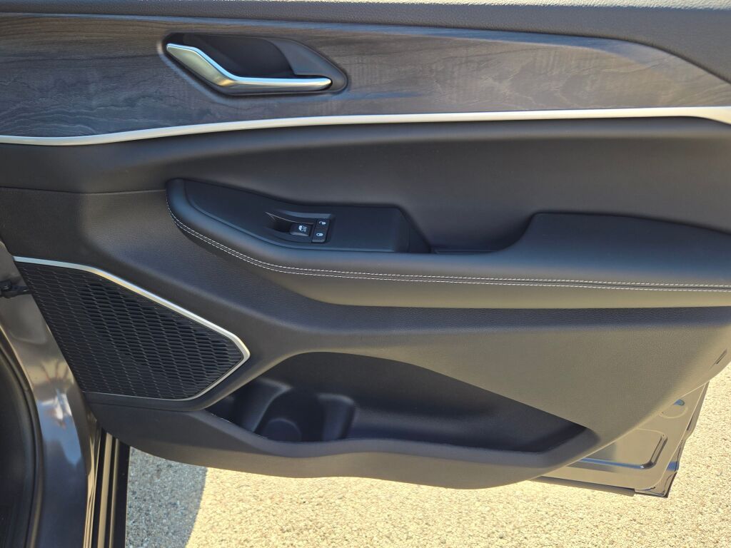 2025 Jeep Grand Cherokee Limited photo 2