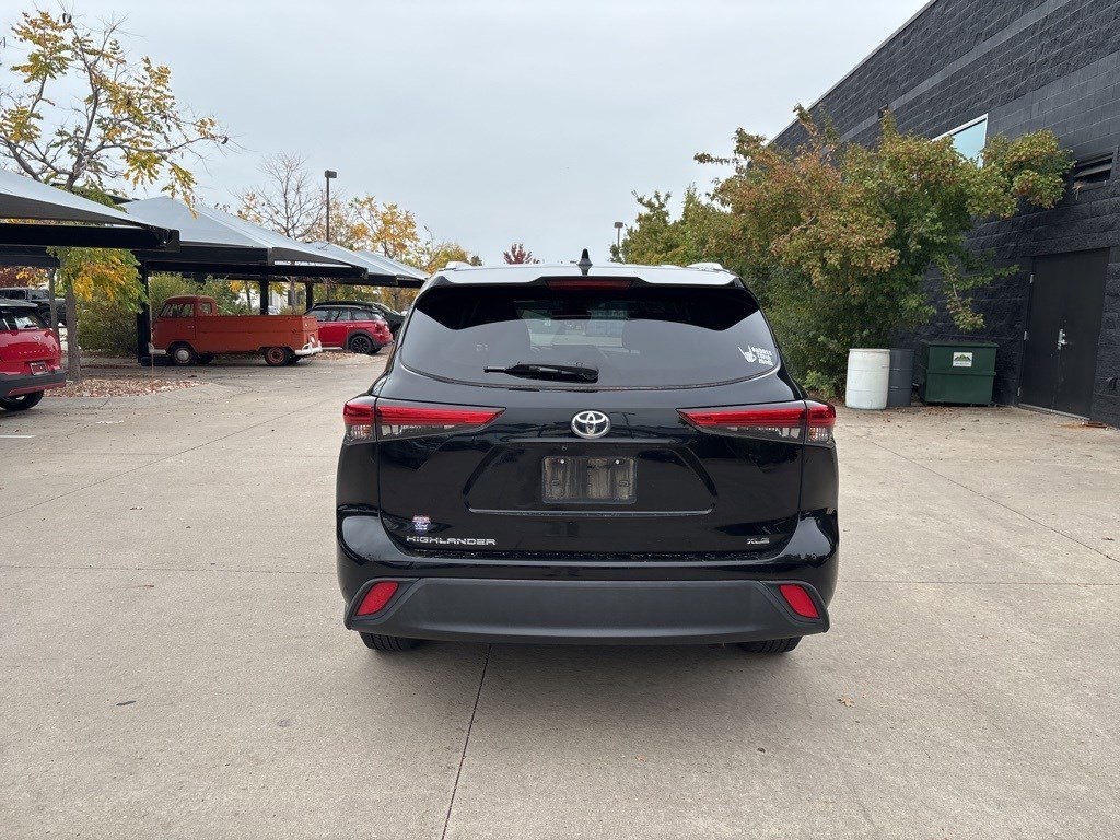 2022 Toyota Highlander XLE photo 2