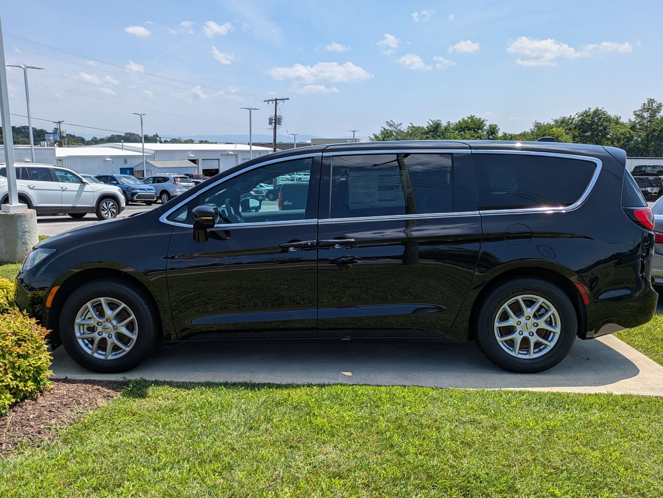 2025 Chrysler Voyager LX photo 8