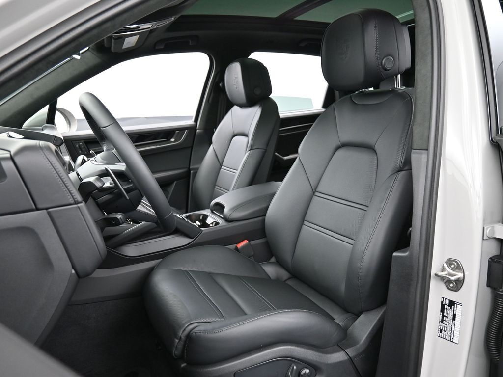 2025 Porsche Cayenne Turbo E-Hybrid photo 4