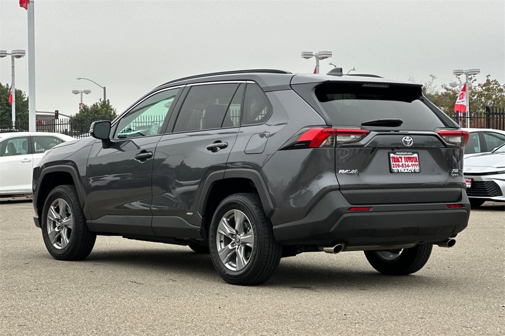 2025 Toyota RAV4 Hybrid XLE photo 4