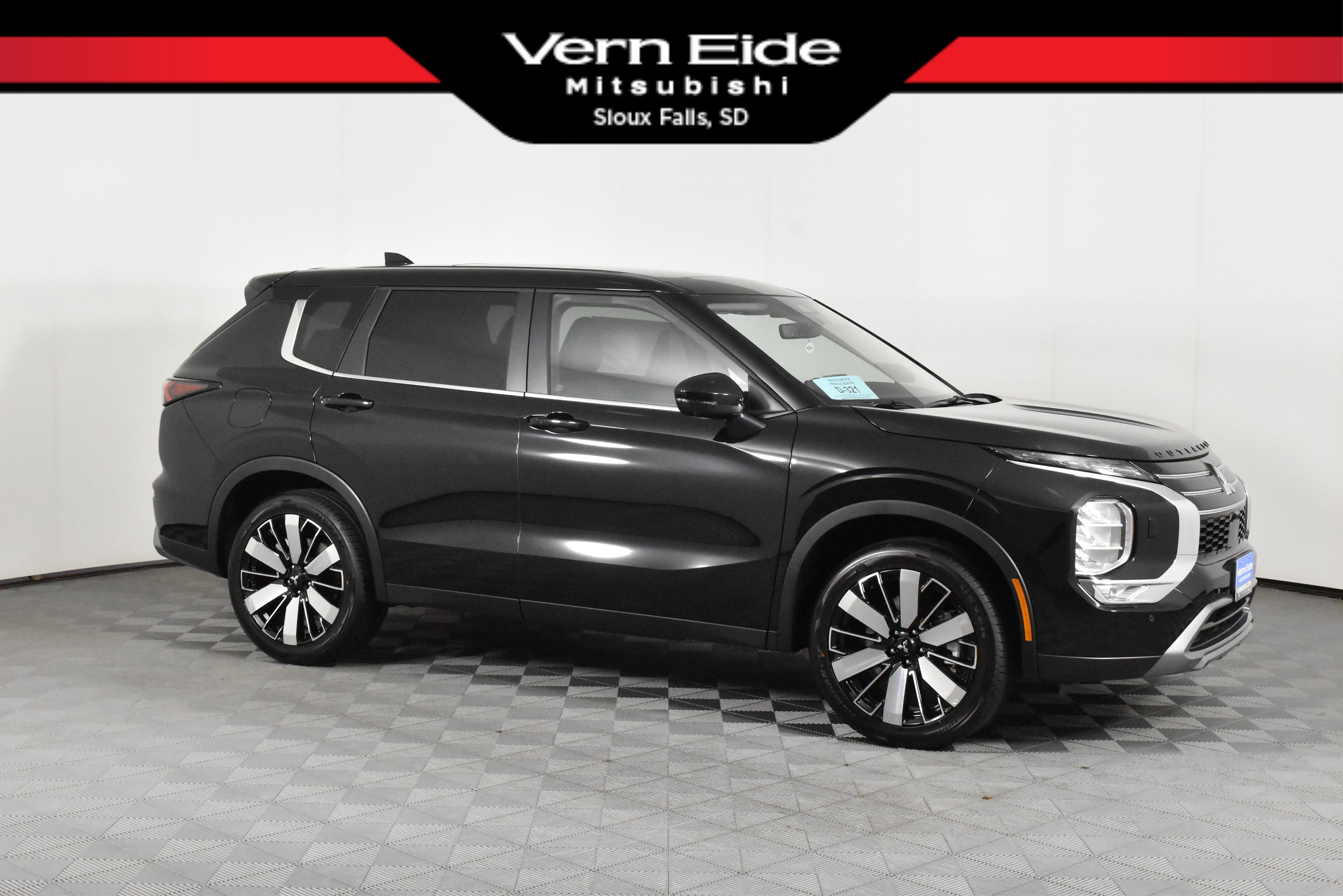 2025 Mitsubishi Outlander SE's photo