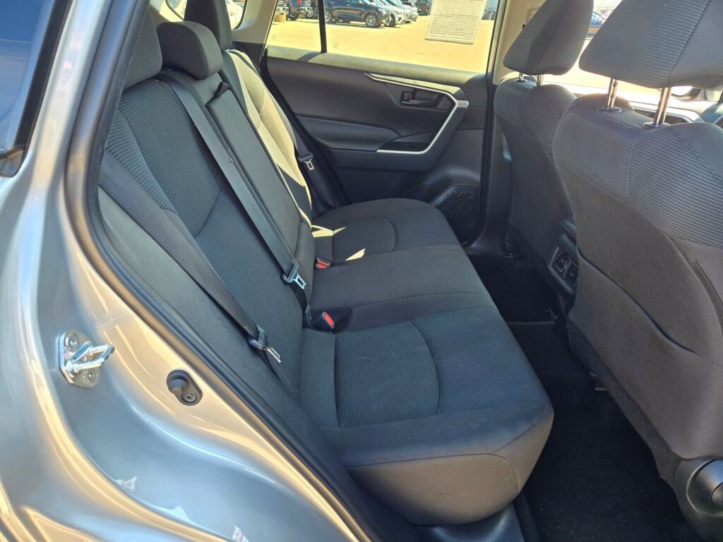 2022 Toyota RAV4 LE photo 4